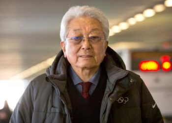 Разведывательное агентство Сеула заявляет, что вполне справедливо рассматривать дочь северокорейского лидера Кима-подростка как его наследницу. Разведывательное агентство Сеула заявляет, что вполне справедливо рассматривать дочь северокорейского лидера Кима-подростка как его наследницу.