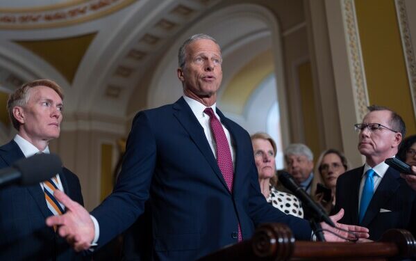 Испания завершила процесс амнистии для потенциально сотен тысяч иммигрантов.