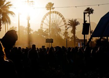 Компания Stagecoach эвакуирована из-за сильного ветра; песни Journey и Riley Green сняты с проката.