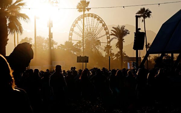 Компания Stagecoach эвакуирована из-за сильного ветра; песни Journey и Riley Green сняты с проката.