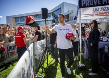 Власти штатов почтили память Чарли Кирка новыми законами, направленными на защиту религии и свободы слова.