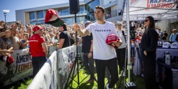 Власти штатов почтили память Чарли Кирка новыми законами, направленными на защиту религии и свободы слова.