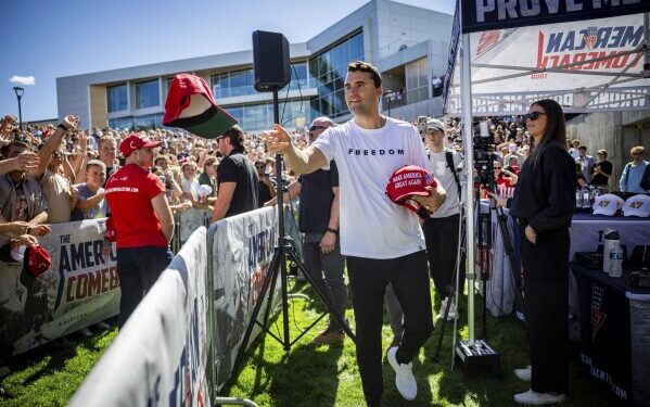 Власти штатов почтили память Чарли Кирка новыми законами, направленными на защиту религии и свободы слова.