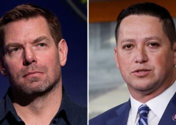 Свалвелл и Гонсалес подали в отставку из Конгресса под угрозой исключения. Свалвелл и Гонсалес подали в отставку из Конгресса под угрозой исключения.