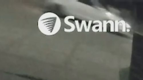 Подросток получил травмы головы, упав с капота автомобиля в восточной части Перта.