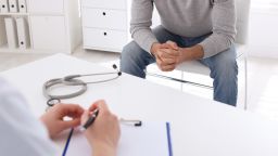 Вакцина против ВПЧ может снизить риск развития некоторых видов рака вдвое. Эксперт объясняет, почему мужчинам и мальчикам следует её пройти.