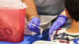 Вакцина против ВПЧ может снизить риск развития некоторых видов рака вдвое. Эксперт объясняет, почему мужчинам и мальчикам следует её пройти.