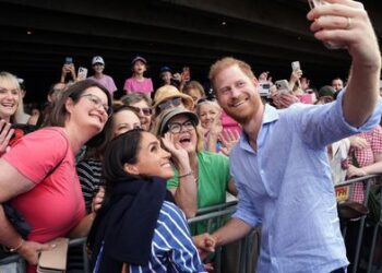 Эти фотографии Гарри и Меган могут создать проблемы для австралийцев.
