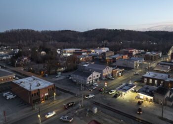 Им требовалось лечение от наркотической зависимости. Компания, к которой они обратились, возможно, использовала их для совершения мошенничества.