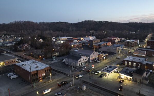 Им требовалось лечение от наркотической зависимости. Компания, к которой они обратились, возможно, использовала их для совершения мошенничества.