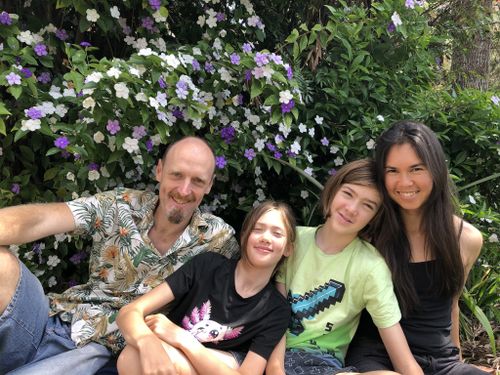 Эта австралийская семья живет без автомобиля и редко платит за продукты. Эта австралийская семья живет без автомобиля и редко платит за продукты.