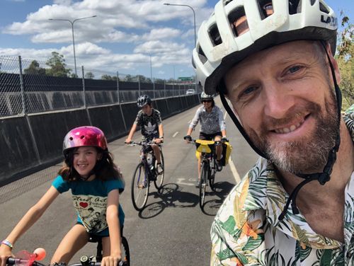 Эта австралийская семья живет без автомобиля и редко платит за продукты.