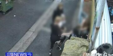 Трое 14-летних подростков арестованы после предполагаемого «трусливого» нападения на подростка в переулке.