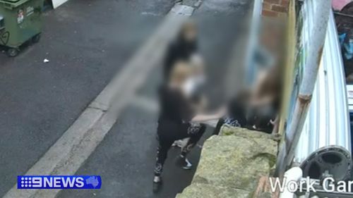 Трое 14-летних подростков арестованы после предполагаемого «трусливого» нападения на подростка в переулке. Трое 14-летних подростков арестованы после предполагаемого «трусливого» нападения на подростка в переулке.