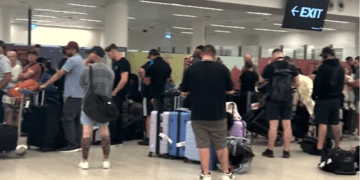 Транспортный хаос после того, как в крупном аэропорту был брошен бесхозный багаж.