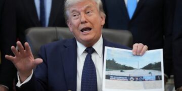 Трамп приказал американским военным «стрелять и убивать» иранские маломерные суда, блокирующие Ормузский пролив.