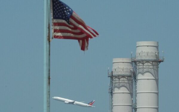 Трамп заявил, что американские переговорщики прибудут в Пакистан в понедельник для переговоров с Ираном.