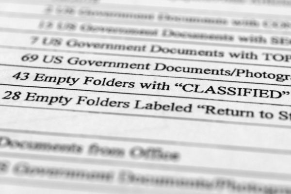 Министерство юстиции Трампа разрешило ему сохранить за собой государственные документы после ухода с должности, что противоречит закону времен Уотергейтского скандала.