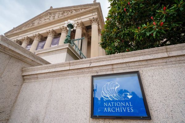 Министерство юстиции Трампа разрешило ему сохранить за собой государственные документы после ухода с должности, что противоречит закону времен Уотергейтского скандала.