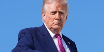 Рискованная военно-морская блокада, введенная Трампом, началась после ужасающей угрозы со стороны Ирана.