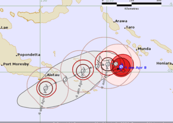 У берегов Австралии формируются два циклона.
