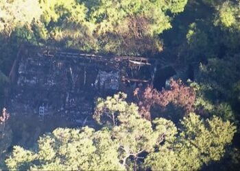 Двое детей пропали без вести после ужасного пожара в доме.