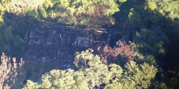 Двое детей пропали без вести после ужасного пожара в доме.