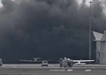 Два человека погибли, 10 доставлены в больницу после того, как легкомоторный самолет врезался в крышу ангара в Южной Австралии.