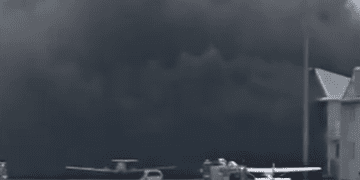 Два человека погибли, 10 доставлены в больницу после того, как легкомоторный самолет врезался в крышу ангара в Южной Австралии.