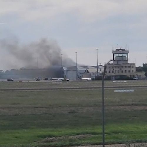 Два человека погибли, 10 доставлены в больницу после того, как легкомоторный самолет врезался в крышу ангара в Южной Австралии.