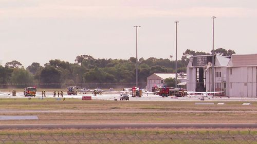 Два человека погибли, 10 доставлены в больницу после того, как легкомоторный самолет врезался в крышу ангара в Южной Австралии.