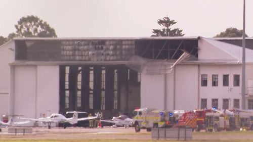 Два человека погибли, 10 доставлены в больницу после того, как легкомоторный самолет врезался в крышу ангара в Южной Австралии.
