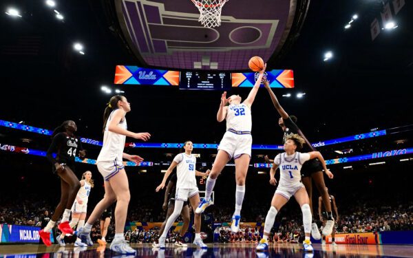 UCLA одержала убедительную победу над Южной Каролиной и завоевала первый в истории женской чемпионский титул NCAA. UCLA одержала убедительную победу над Южной Каролиной и завоевала первый в истории женской чемпионский титул NCAA.