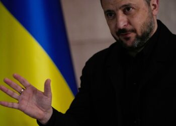 Американский летчик, пропавший без вести после того, как Иран сбил истребитель, был спасен. Американский летчик, пропавший без вести после того, как Иран сбил истребитель, был спасен.