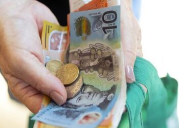 «Используй или потеряешь»: почему австралийцев призывают снять наличные на следующей неделе