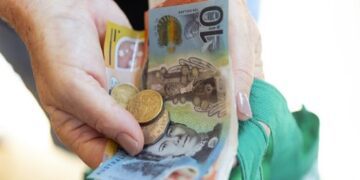 «Используй или потеряешь»: почему австралийцев призывают снять наличные на следующей неделе