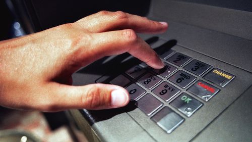 «Используй или потеряешь»: почему австралийцев призывают снять наличные на следующей неделе