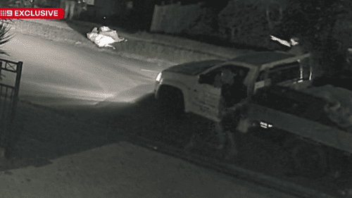 Самосудчики разбили угнанный ими пикап бейсбольными битами.