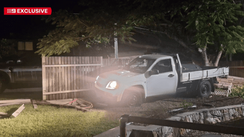 Самосудчики разбили угнанный ими пикап бейсбольными битами.