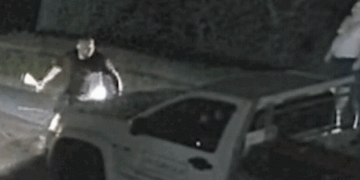 Самосудчики разбили угнанный ими пикап бейсбольными битами.