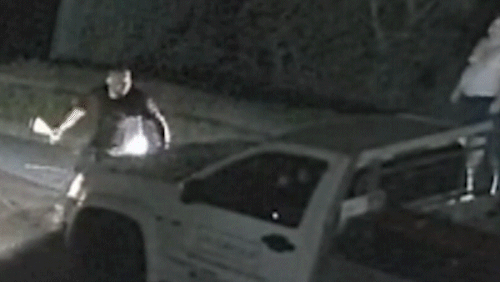 Самосудчики разбили угнанный ими пикап бейсбольными битами. Самосудчики разбили угнанный ими пикап бейсбольными битами.