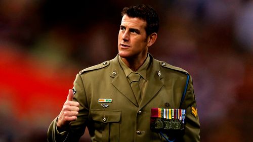 Обвиняемый в военных преступлениях Бен Робертс-Смит показывает большой палец вверх, выходя из тюрьмы.