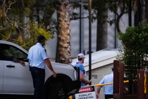 Обвиняемый в военных преступлениях Бен Робертс-Смит показывает большой палец вверх, выходя из тюрьмы.