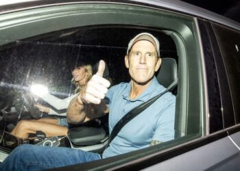 Обвиняемый в военных преступлениях Бен Робертс-Смит показывает большой палец вверх, выходя из тюрьмы.