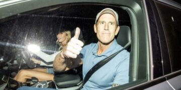 Обвиняемый в военных преступлениях Бен Робертс-Смит показывает большой палец вверх, выходя из тюрьмы.