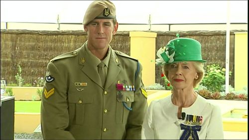 Обвиняемый в военных преступлениях Бен Робертс-Смит показывает большой палец вверх, выходя из тюрьмы.