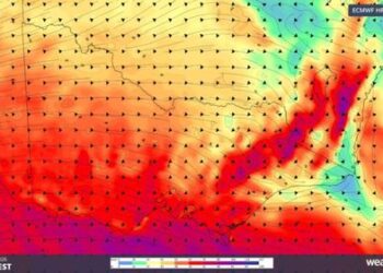 Сильные ветры и жара, сравнимая с летней, охватили три штата.