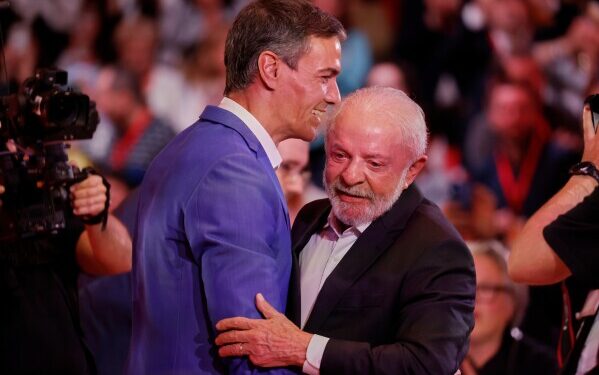 Пожав друг другу руки, Испания и Мексика оставили позади дипломатический спор, связанный с их колониальным прошлым.