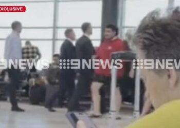 Свидетели описывают момент ареста награжденного солдата Бена Робертса-Смита. Свидетели описывают момент ареста награжденного солдата Бена Робертса-Смита.