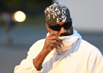 Канье Уэст приветствует Лорин Хилл и Трэвиса Скотта во время своего второго концерта на стадионе в Лос-Анджелесе. Канье Уэст приветствует Лорин Хилл и Трэвиса Скотта во время своего второго концерта на стадионе в Лос-Анджелесе.